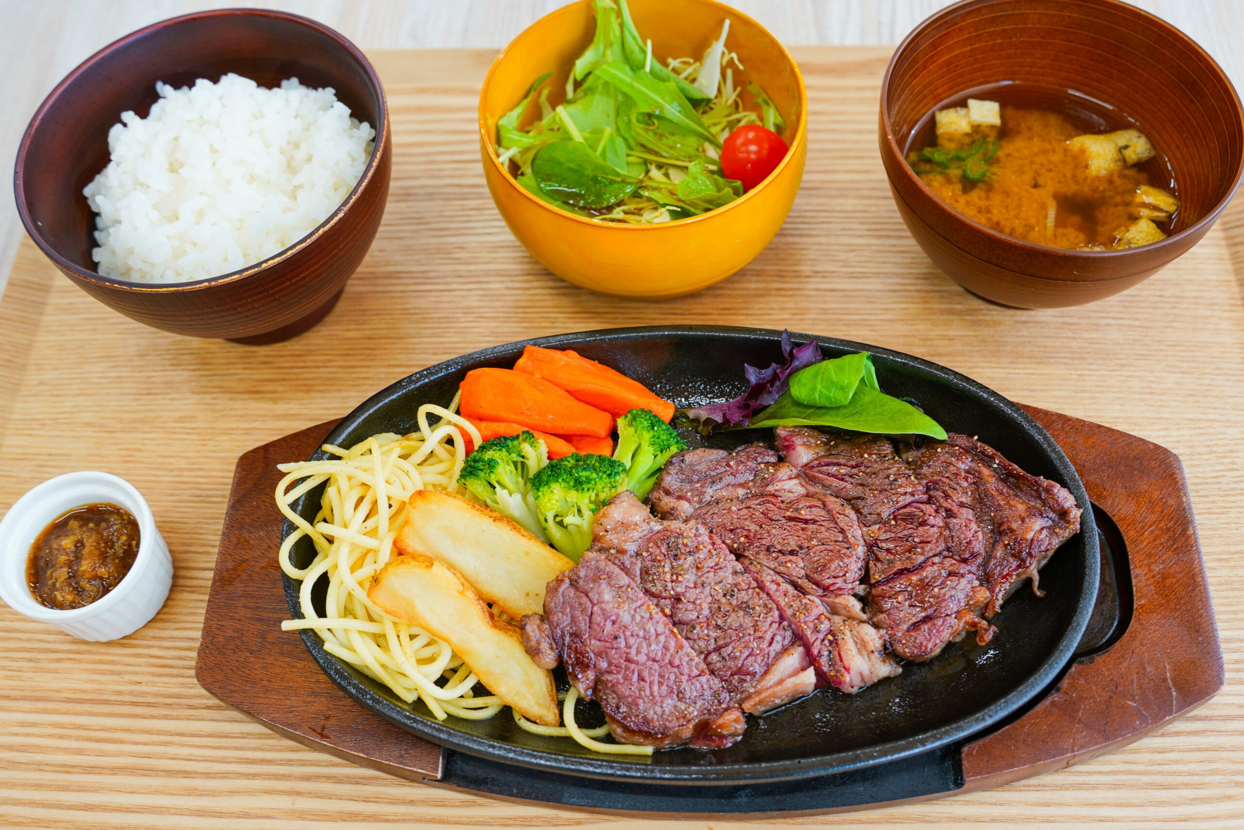 牛ステーキ定食
（サラダ・みそ汁付）
￥2,400