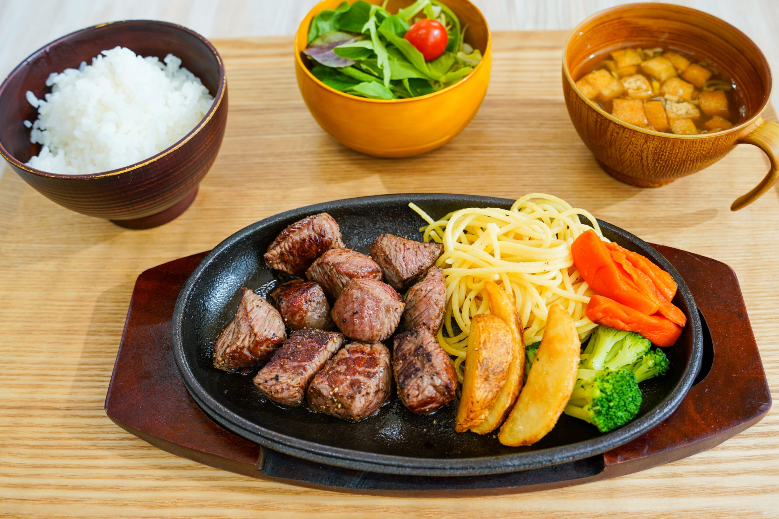 サイコロステーキ定食
（サラダ・みそ汁付）
￥1,700